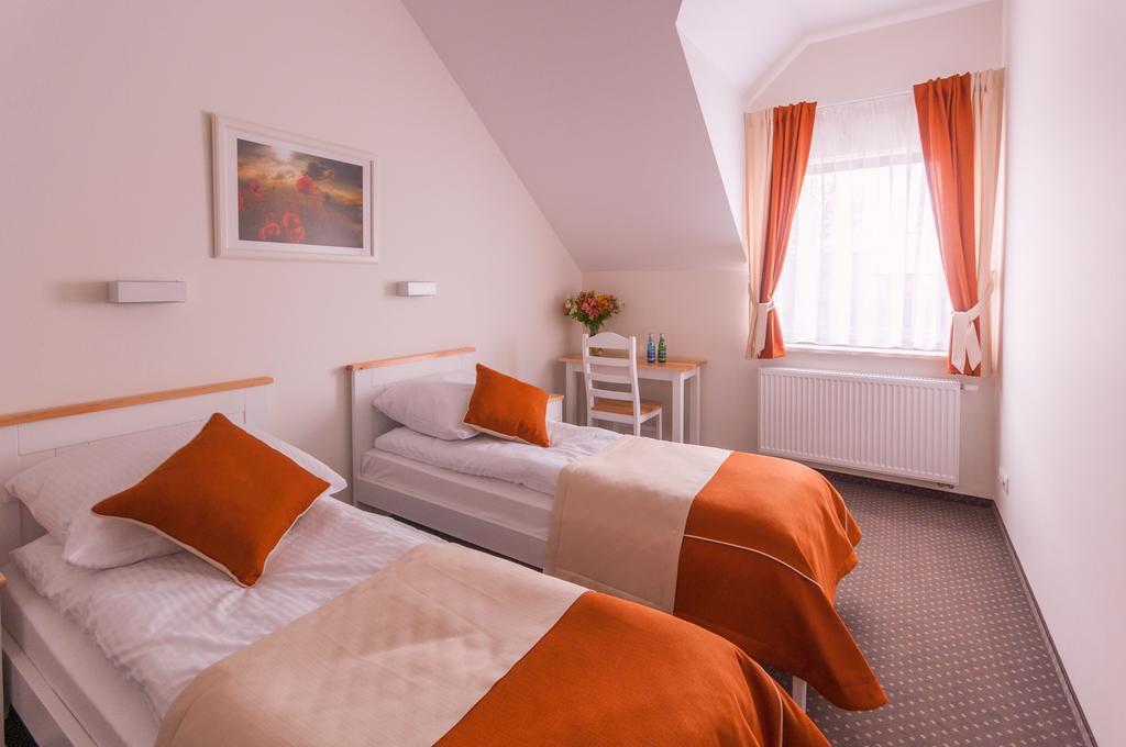Gosciniec Kasztel U Gostla Hotel Murowana Goślina Kamer foto