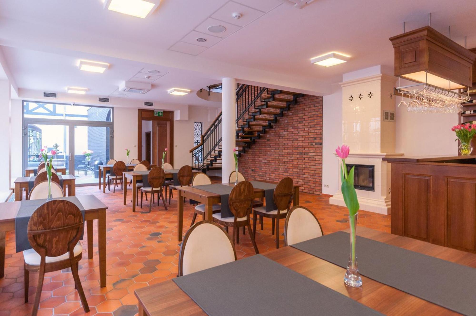 Gosciniec Kasztel U Gostla Hotel Murowana Goślina Buitenkant foto
