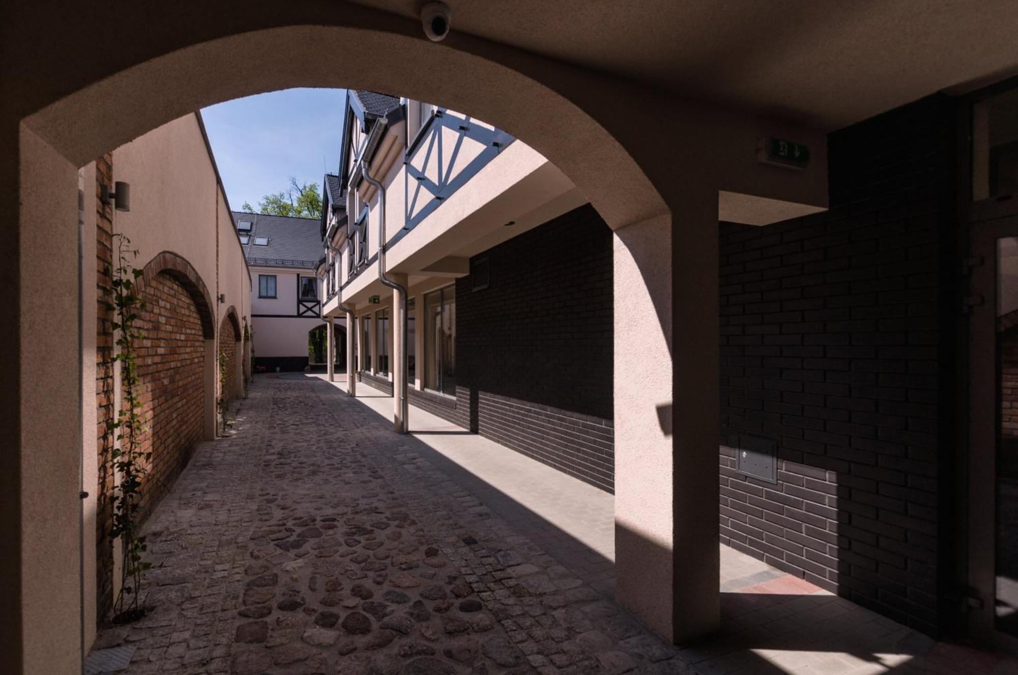 Gosciniec Kasztel U Gostla Hotel Murowana Goślina Buitenkant foto